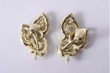 アンティーク雑貨　アメリカビンテージ　Coro(コロ)　リーフモチーフがユニークなイヤリング(アクセサリー)