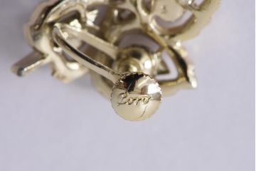 アンティーク雑貨　アメリカビンテージ　Coro(コロ)　リーフモチーフがユニークなイヤリング(アクセサリー)