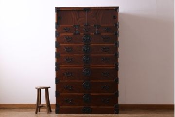中古美品　岩谷堂箪笥　獅子モチーフの金具が目を引く重ね箪笥(チェスト、整理箪笥)