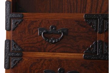 中古美品　岩谷堂箪笥　獅子モチーフの金具が目を引く重ね箪笥(チェスト、整理箪笥)