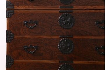 中古美品　岩谷堂箪笥　獅子モチーフの金具が目を引く重ね箪笥(チェスト、整理箪笥)