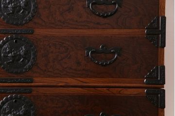 中古美品　岩谷堂箪笥　獅子モチーフの金具が目を引く重ね箪笥(チェスト、整理箪笥)
