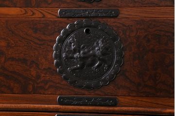 中古美品　岩谷堂箪笥　獅子モチーフの金具が目を引く重ね箪笥(チェスト、整理箪笥)