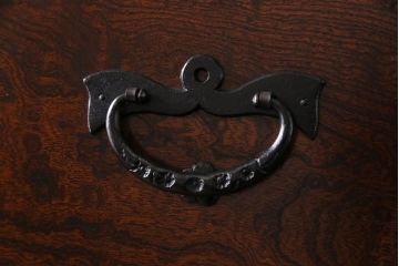 中古美品　岩谷堂箪笥　獅子モチーフの金具が目を引く重ね箪笥(チェスト、整理箪笥)