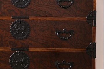 中古美品　岩谷堂箪笥　獅子モチーフの金具が目を引く重ね箪笥(チェスト、整理箪笥)