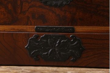 中古美品　岩谷堂箪笥　獅子モチーフの金具が目を引く重ね箪笥(チェスト、整理箪笥)