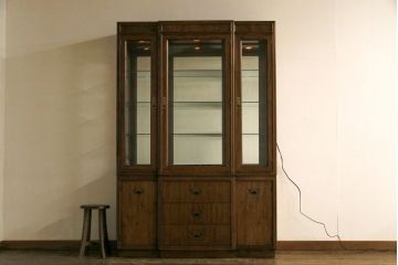 中古　DREXEL HERITAGE(ドレクセルヘリテイジ)　ダウンライト付きキャビネット(飾り棚、チャイナ、食器棚)