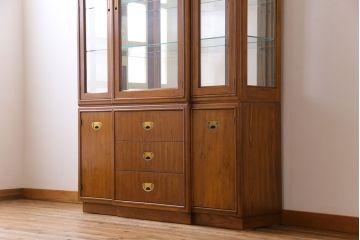 中古　DREXEL HERITAGE(ドレクセルヘリテイジ)　ダウンライト付きキャビネット(飾り棚、チャイナ、食器棚)