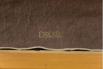 中古　DREXEL HERITAGE(ドレクセルヘリテイジ)　ダウンライト付きキャビネット(飾り棚、チャイナ、食器棚)