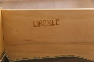 中古　DREXEL HERITAGE(ドレクセルヘリテイジ)　ダウンライト付きキャビネット(飾り棚、チャイナ、食器棚)