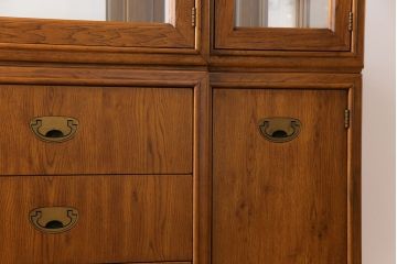 中古　DREXEL HERITAGE(ドレクセルヘリテイジ)　ダウンライト付きキャビネット(飾り棚、チャイナ、食器棚)
