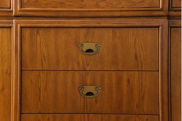 中古　DREXEL HERITAGE(ドレクセルヘリテイジ)　ダウンライト付きキャビネット(飾り棚、チャイナ、食器棚)