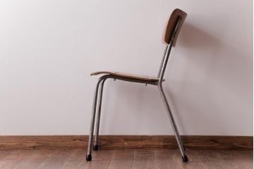ヴィンテージ家具　イギリスビンテージ　シンプルな作りが取り入れやすいスクールチェア(ワークチェア)(1)