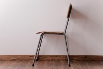 ヴィンテージ家具　イギリスビンテージ　シンプルな作りが取り入れやすいスクールチェア(ワークチェア)