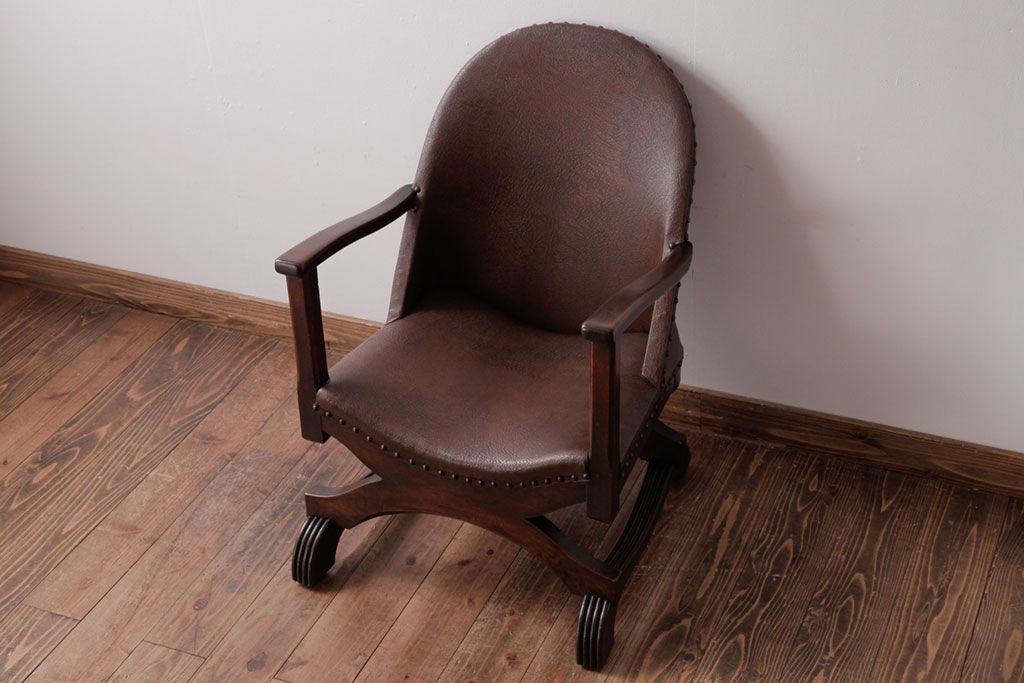 ヴィンテージ家具　フランスビンテージ　レザーが格好いいアームチェア(1人掛けソファ、椅子)