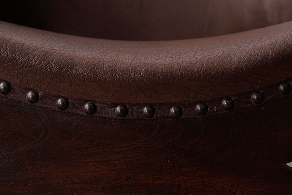 ヴィンテージ家具　フランスビンテージ　レザーが格好いいアームチェア(1人掛けソファ、椅子)