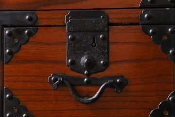 アンティーク家具　和製アンティーク　総桐材　脚付き　個性が光る刀箪笥リメイクサイドボード(リビングボード、チェスト、桐箪笥、桐たんす)