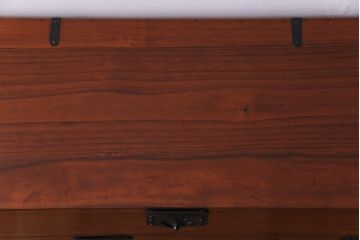 アンティーク家具　和製アンティーク　総桐材　脚付き　個性が光る刀箪笥リメイクサイドボード(リビングボード、チェスト、桐箪笥、桐たんす)