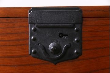 アンティーク家具　和製アンティーク　総桐材　脚付き　個性が光る刀箪笥リメイクサイドボード(リビングボード、チェスト、桐箪笥、桐たんす)