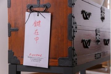 アンティーク家具　和製アンティーク　総桐材　脚付き　個性が光る刀箪笥リメイクサイドボード(リビングボード、チェスト、桐箪笥、桐たんす)