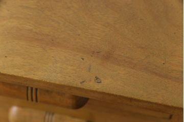 レトロ家具　昭和レトロ　ナラ材　取っ手が個性的な薄型ワークデスク(片袖机、在宅ワーク、在宅用)