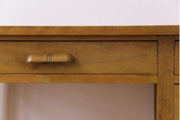 レトロ家具　昭和レトロ　ナラ材　取っ手が個性的な薄型ワークデスク(片袖机、在宅ワーク、在宅用)