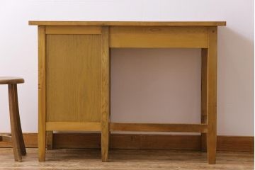 レトロ家具　昭和レトロ　ナラ材　取っ手が個性的な薄型ワークデスク(片袖机、在宅ワーク、在宅用)