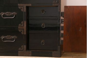 アンティーク家具　和製アンティーク　黒漆塗りがモダンで格好いい庄内箪笥(重ね箪笥、チェスト、ローボード)