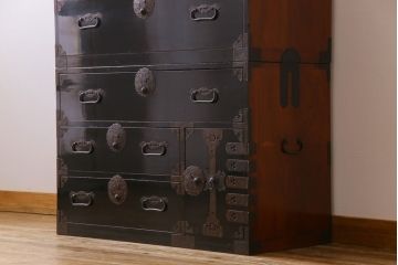 アンティーク家具　和製アンティーク　黒漆塗りがモダンで格好いい庄内箪笥(重ね箪笥、チェスト、ローボード)