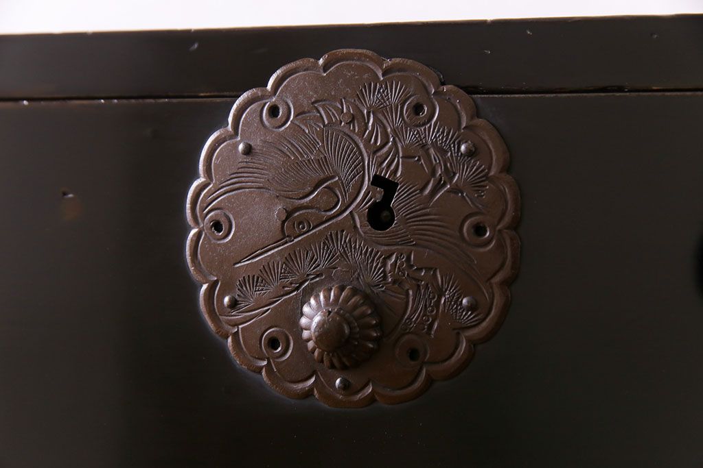 アンティーク家具　和製アンティーク　黒漆塗りがモダンで格好いい庄内箪笥(重ね箪笥、チェスト、ローボード)
