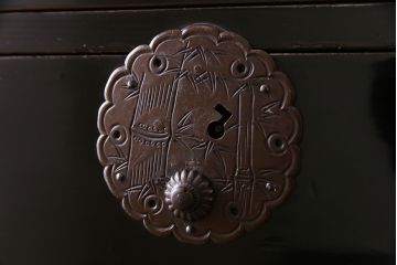 アンティーク家具　和製アンティーク　黒漆塗りがモダンで格好いい庄内箪笥(重ね箪笥、チェスト、ローボード)
