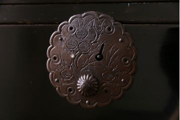 アンティーク家具　和製アンティーク　黒漆塗りがモダンで格好いい庄内箪笥(重ね箪笥、チェスト、ローボード)