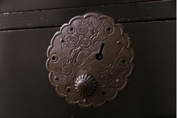 アンティーク家具　和製アンティーク　黒漆塗りがモダンで格好いい庄内箪笥(重ね箪笥、チェスト、ローボード)