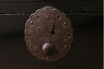 アンティーク家具　和製アンティーク　黒漆塗りがモダンで格好いい庄内箪笥(重ね箪笥、チェスト、ローボード)