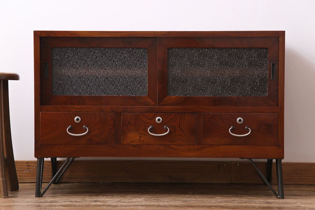 アンティーク家具　昭和初期　漆塗り　銀色の引手が個性的な鉄脚付きローボード(収納棚、リビングボード)