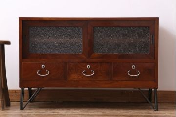 アンティーク家具　昭和初期　漆塗り　銀色の引手が個性的な鉄脚付きローボード(収納棚、リビングボード)