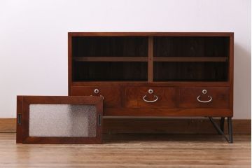 アンティーク家具　昭和初期　漆塗り　銀色の引手が個性的な鉄脚付きローボード(収納棚、リビングボード)