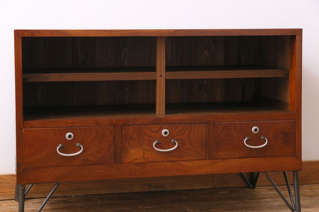 アンティーク家具　昭和初期　漆塗り　銀色の引手が個性的な鉄脚付きローボード(収納棚、リビングボード)