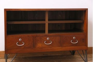 アンティーク家具　昭和初期　漆塗り　銀色の引手が個性的な鉄脚付きローボード(収納棚、リビングボード)