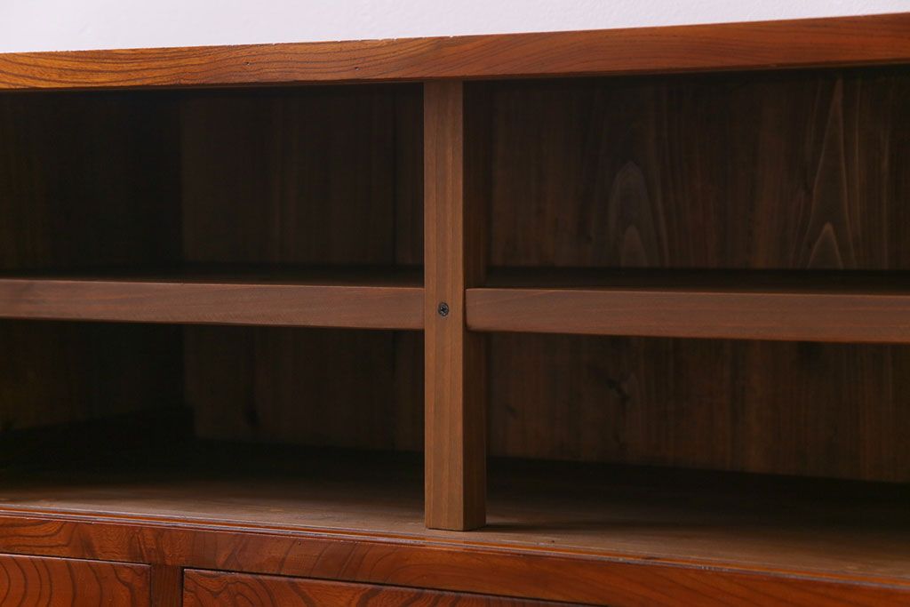 アンティーク家具　昭和初期　漆塗り　銀色の引手が個性的な鉄脚付きローボード(収納棚、リビングボード)