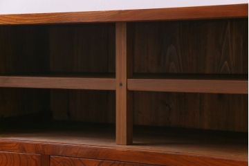 アンティーク家具　昭和初期　漆塗り　銀色の引手が個性的な鉄脚付きローボード(収納棚、リビングボード)