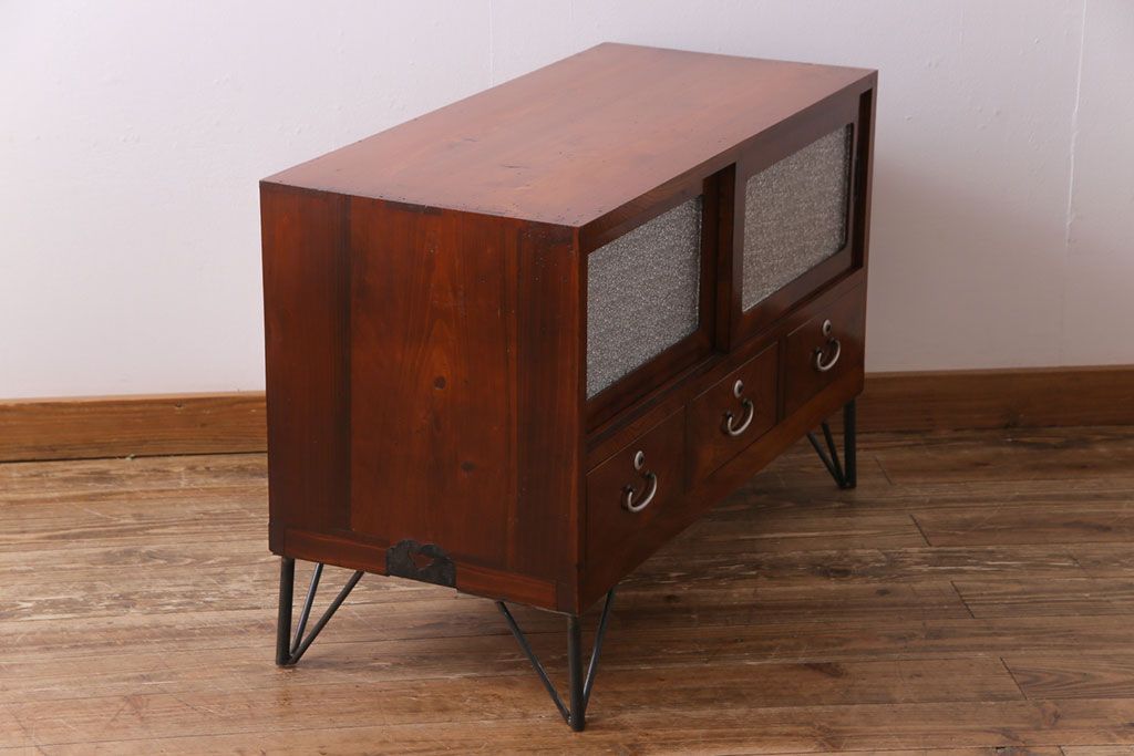 アンティーク家具　昭和初期　漆塗り　銀色の引手が個性的な鉄脚付きローボード(収納棚、リビングボード)