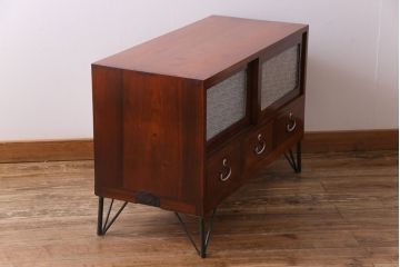 アンティーク家具　昭和初期　漆塗り　銀色の引手が個性的な鉄脚付きローボード(収納棚、リビングボード)