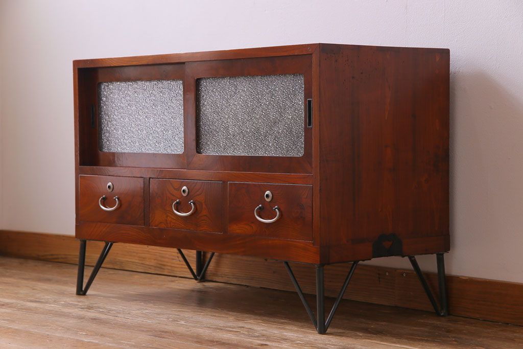 アンティーク家具　昭和初期　漆塗り　銀色の引手が個性的な鉄脚付きローボード(収納棚、リビングボード)