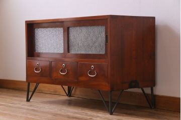 アンティーク家具　昭和初期　漆塗り　銀色の引手が個性的な鉄脚付きローボード(収納棚、リビングボード)