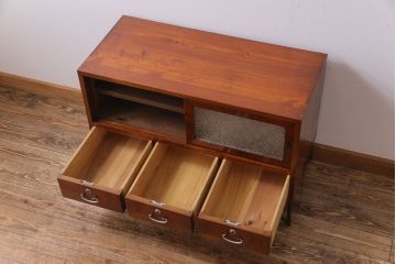 アンティーク家具　昭和初期　漆塗り　銀色の引手が個性的な鉄脚付きローボード(収納棚、リビングボード)