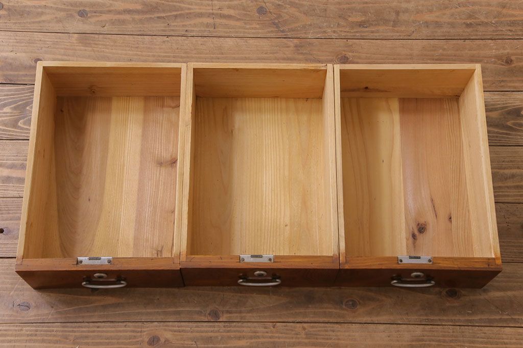 アンティーク家具　昭和初期　漆塗り　銀色の引手が個性的な鉄脚付きローボード(収納棚、リビングボード)