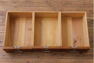 アンティーク家具　昭和初期　漆塗り　銀色の引手が個性的な鉄脚付きローボード(収納棚、リビングボード)