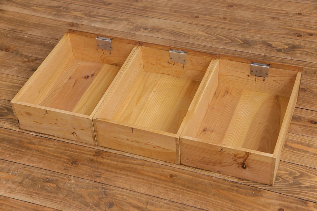 アンティーク家具　昭和初期　漆塗り　銀色の引手が個性的な鉄脚付きローボード(収納棚、リビングボード)