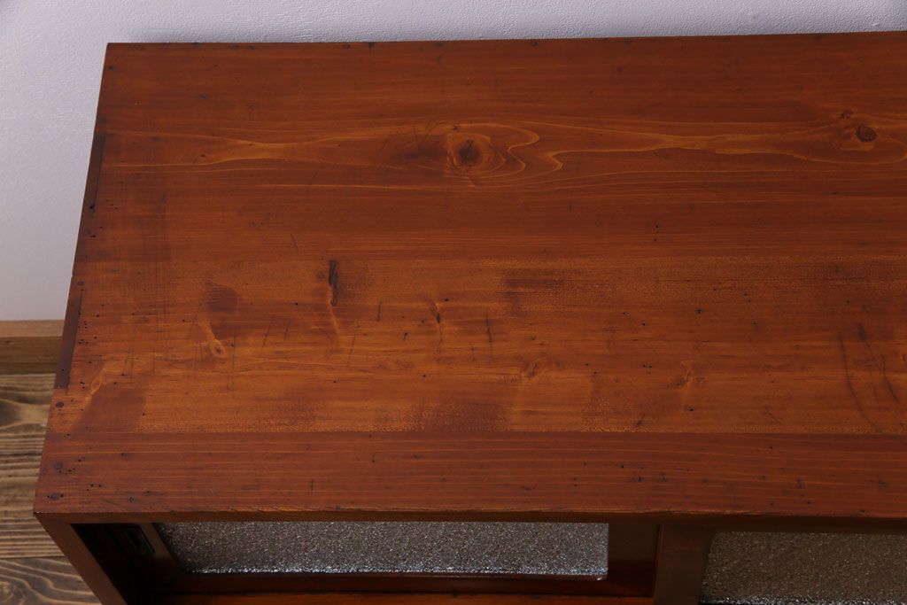 アンティーク家具　昭和初期　漆塗り　銀色の引手が個性的な鉄脚付きローボード(収納棚、リビングボード)